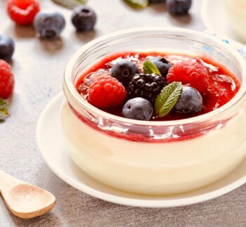 panna cotta con frutti di bosco panna cotta con frutti di bosco
