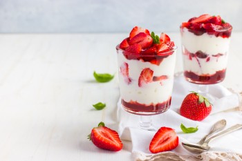 AdobeStock 87486599 coppa fragole e chantilly