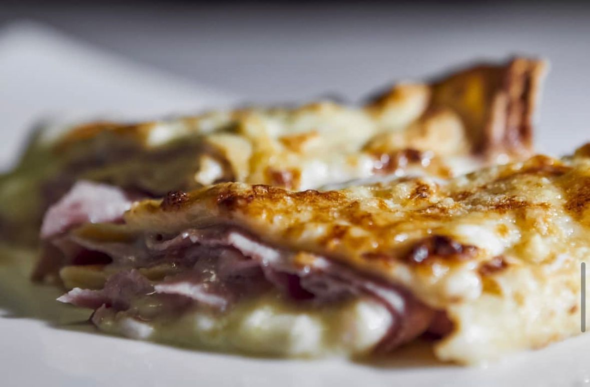 CREPES CON FORMAGGI DOLCI E PROSCIUTTO COTTO ARROSTO ALLE ERBE 8,00€